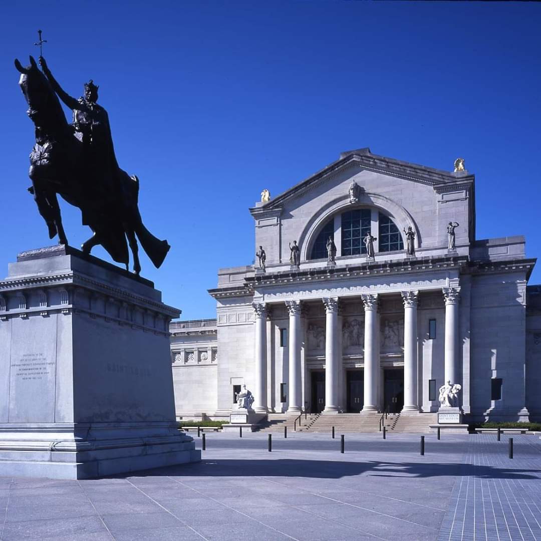 View up Art Hill to the Saint Louis Art Museum facade, a wedding portrait location