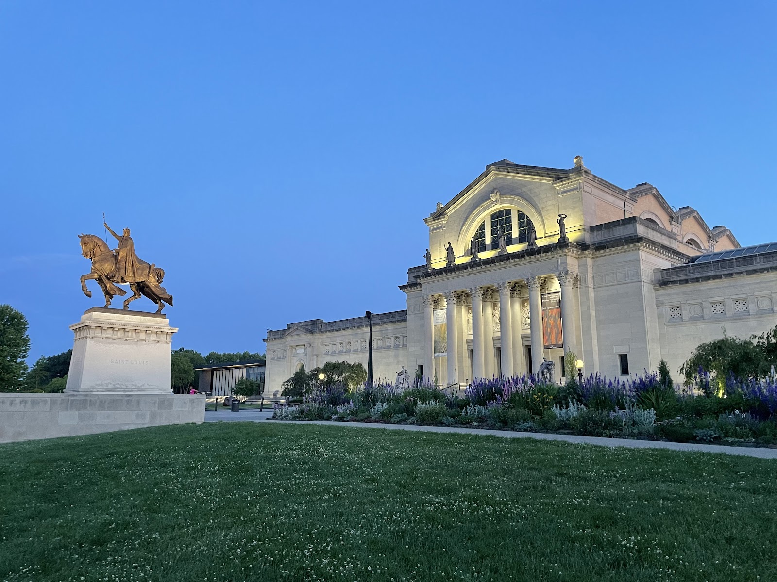 Colonnaded entrance giving architectural shade at the Saint Louis Art Museum